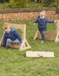 Support en bois ajustable pour bac d’exploration sensoriel